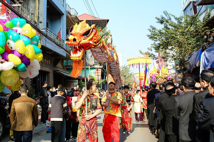 Người dân tưng bừng tham gia lễ hội rước pháo khổng lồ ở làng Đồng Kỵ - Ảnh 1.