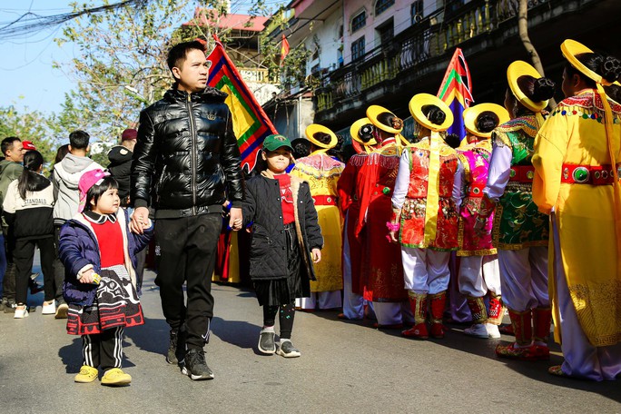 Người dân tưng bừng tham gia lễ hội rước pháo khổng lồ ở làng Đồng Kỵ - Ảnh 9.