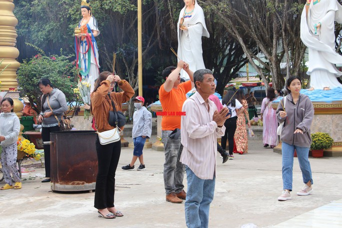 “Biển người” chen chân tại ngôi chùa có tượng Phật Bà cao nhất miền Tây - Ảnh 12.