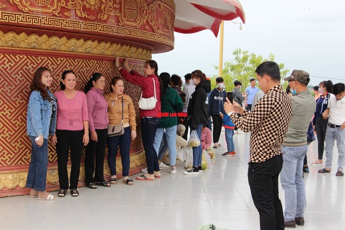 “Biển người” chen chân tại ngôi chùa có tượng Phật Bà cao nhất miền Tây - Ảnh 17.