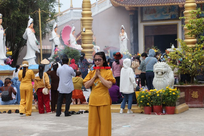 “Biển người” chen chân tại ngôi chùa có tượng Phật Bà cao nhất miền Tây - Ảnh 20.