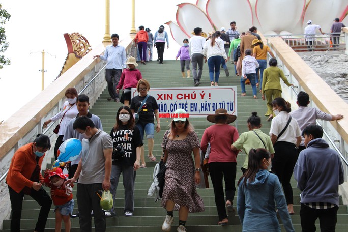 “Biển người” chen chân tại ngôi chùa có tượng Phật Bà cao nhất miền Tây - Ảnh 5.