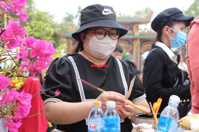 “Biển người” chen chân tại ngôi chùa có tượng Phật Bà cao nhất miền Tây - Ảnh 8.