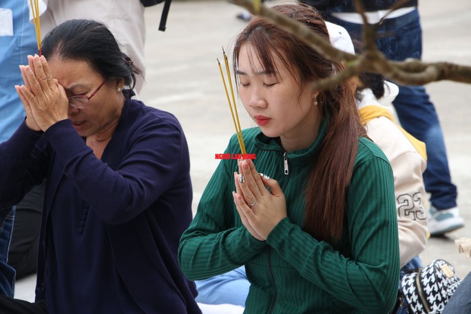 “Biển người” chen chân tại ngôi chùa có tượng Phật Bà cao nhất miền Tây - Ảnh 11.