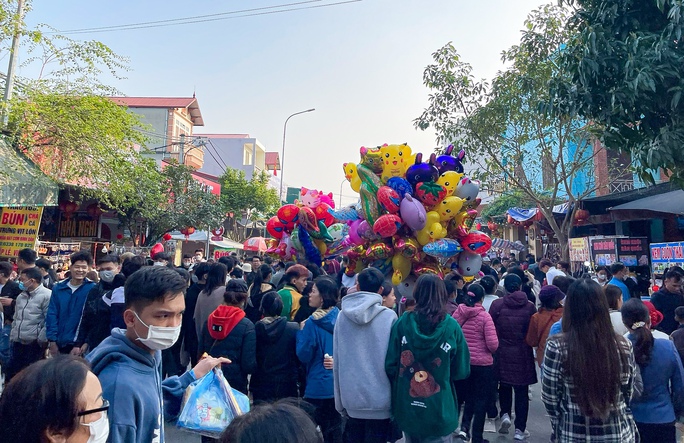 Hàng ngàn người dân chen nhau đi lễ chùa Phật Tích đầu Xuân - Ảnh 1.