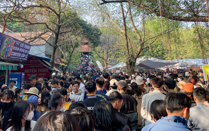 Hàng ngàn người dân chen nhau đi lễ chùa Phật Tích đầu Xuân - Ảnh 8.