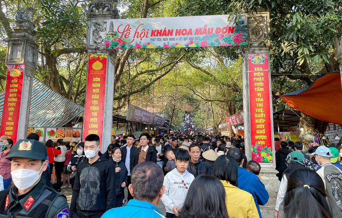Hàng ngàn người dân chen nhau đi lễ chùa Phật Tích đầu Xuân - Ảnh 2.