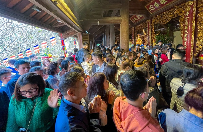 Hàng ngàn người dân chen nhau đi lễ chùa Phật Tích đầu Xuân - Ảnh 10.
