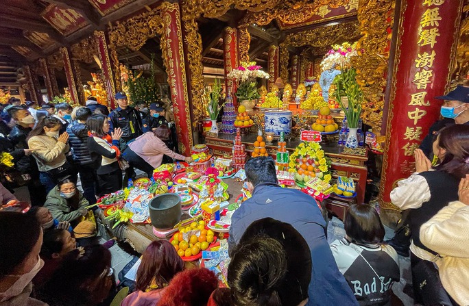Hàng ngàn người dân chen nhau đi lễ chùa Phật Tích đầu Xuân - Ảnh 11.