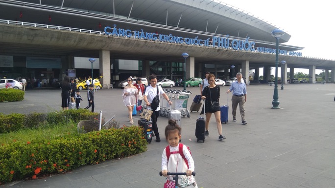 Thời tiết bất lợi, du khách vẫn nườm nượp ra Phú Quốc - Ảnh 5.