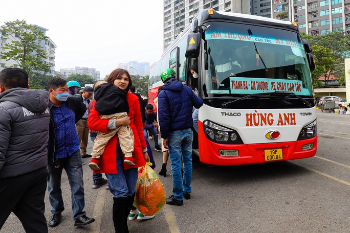 Người dân lỉnh kỉnh đồ đạc hối hả trở lại thủ đô