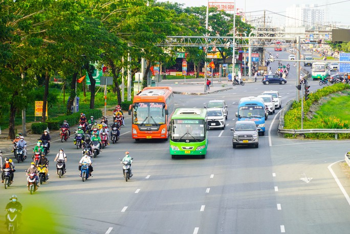 Người miền Tây chở nhau trở lại TP HCM - Ảnh 2.