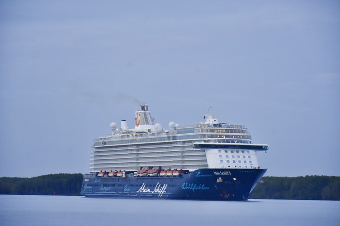 Tàu du lịch chở hơn 2.300 khách xông đất Bà Rịa - Vũng Tàu - Ảnh 1.