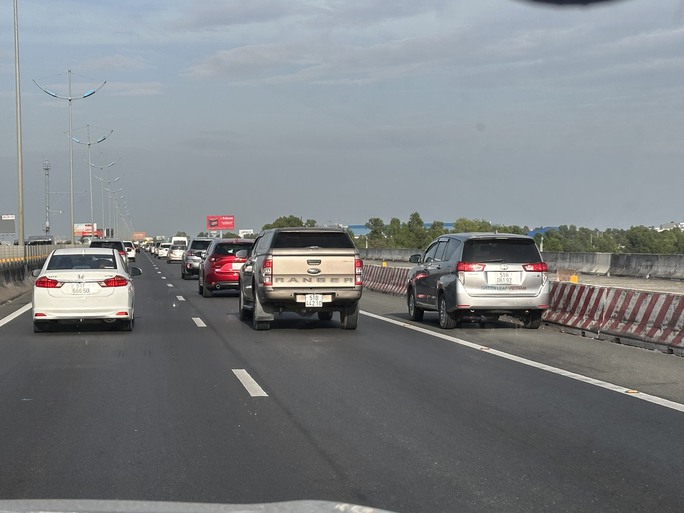 Hình ảnh không đẹp trên cao tốc TP HCM – Trung Lương - Ảnh 9.