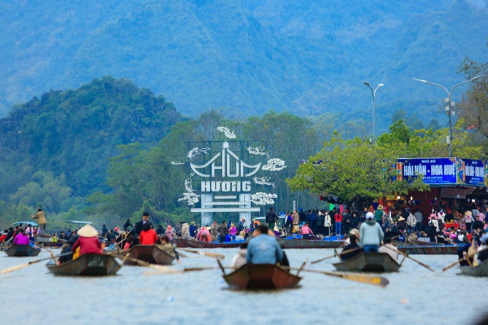 Hàng vạn người đổ về chùa Hương ngày khai hội - Ảnh 1.