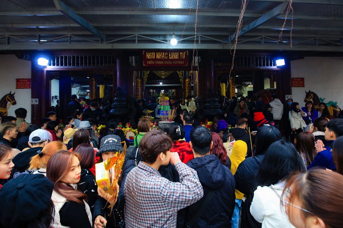 Hàng vạn người đổ về chùa Hương ngày khai hội - Ảnh 5.