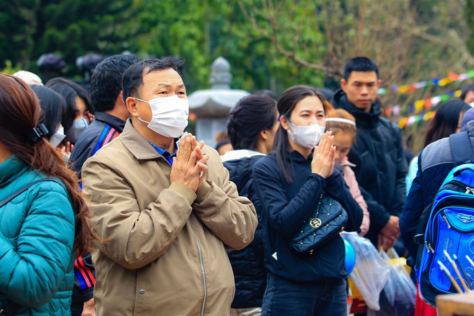 Hàng vạn người đổ về chùa Hương ngày khai hội - Ảnh 13.