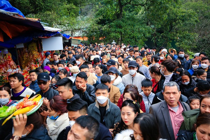 Hàng vạn người đổ về chùa Hương ngày khai hội - Ảnh 16.