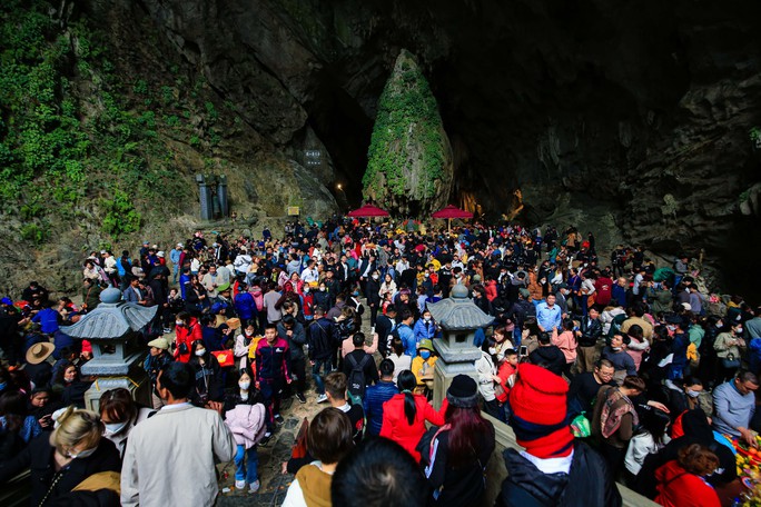 Hàng vạn người đổ về chùa Hương ngày khai hội - Ảnh 20.