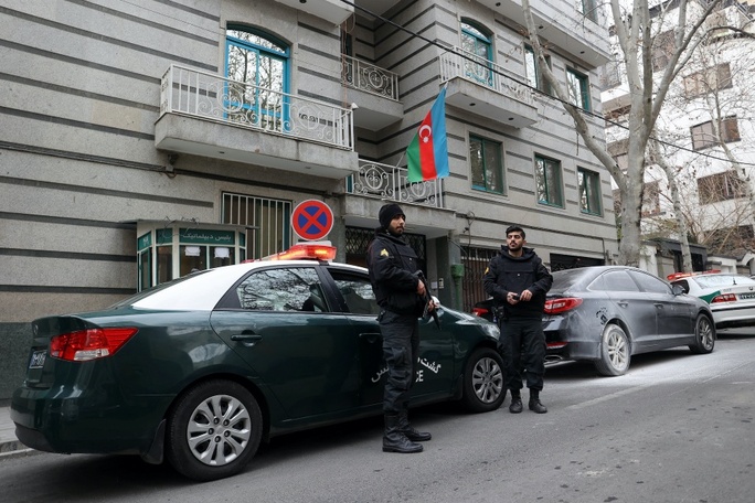 Đại sứ quán Azerbaijan ở Iran bị tấn công, nghi phạm dắt theo cả con nhỏ - Ảnh 2.