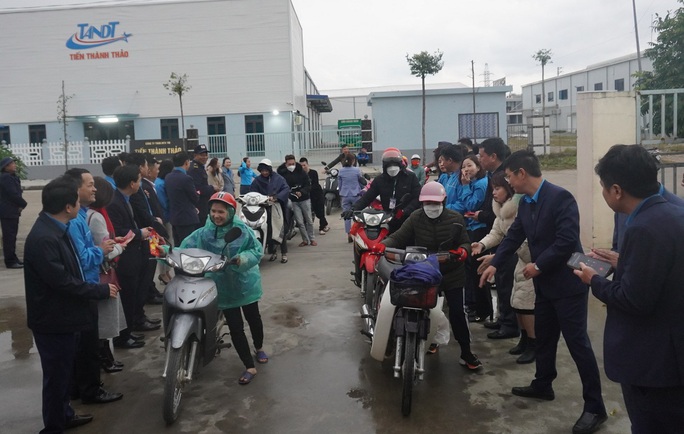 Lãnh đạo LĐLĐ Thanh Hóa lì xì, động viên công nhân trở lại làm việc - Ảnh 1.