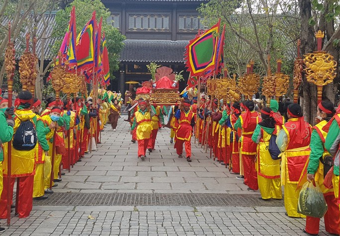 Hàng ngàn người đội mưa rét dự khai hội ở ngôi chùa lớn nhất Việt Nam - Ảnh 2.
