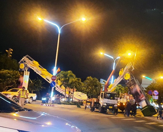 Sập cổng chào Tết ở TP Nha Trang, giao thông ách tắc nghiêm trọng - Ảnh 1.
