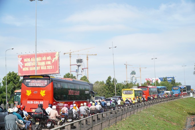 Hàng nghìn người từ miền Tây đổ về TP HCM, kẹt cứng tại cầu Mỹ Thuận - Ảnh 6.