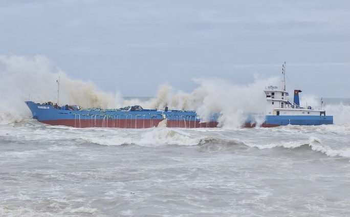 Khẩn cấp ứng phó nguy cơ tràn 8.000 lít dầu từ tàu gặp nạn ở Quảng Ngãi - Ảnh 3.