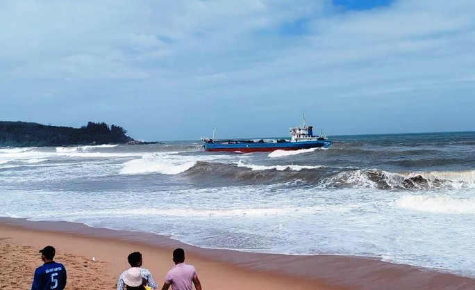 Khẩn cấp ứng phó nguy cơ tràn 8.000 lít dầu từ tàu gặp nạn ở Quảng Ngãi - Ảnh 1.