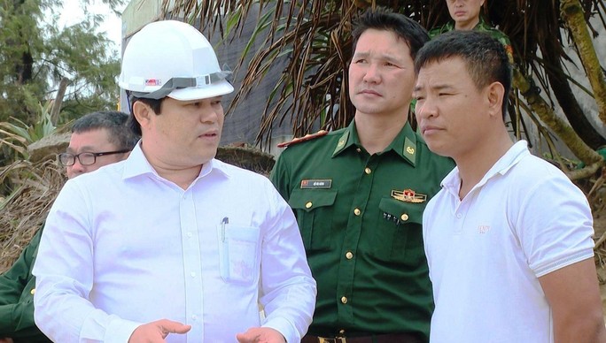 Khẩn cấp ứng phó nguy cơ tràn 8.000 lít dầu từ tàu gặp nạn ở Quảng Ngãi - Ảnh 2.