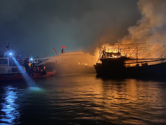 2 tàu cá vắng chủ cháy ngùn ngụt trong đêm - Ảnh 1.