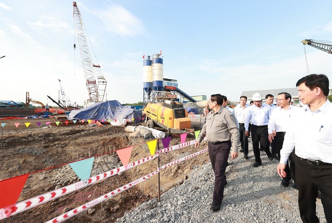 Thủ tướng Phạm Minh Chính kiểm tra tiến độ dự án đường vành đai 3 - Ảnh 2.