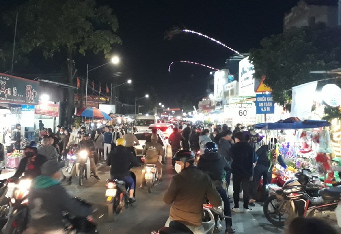 Biển người xuyên đêm đi chợ Viềng mua may bán rủi - Ảnh 13.