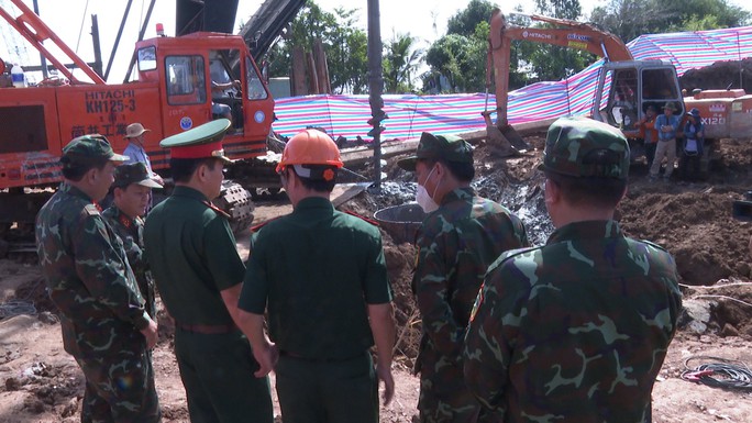 Sắp hoàn tất việc cứu nạn bé trai lọt vào trụ bê-tông sâu 35 m - Ảnh 10.