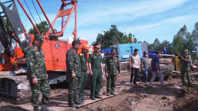 Sắp hoàn tất việc cứu nạn bé trai lọt vào trụ bê-tông sâu 35 m - Ảnh 18.