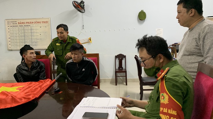 Hai thanh niên bắn súng pháo khiêu khích lực lượng đặc biệt Công an Đà Nẵng - Ảnh 2.