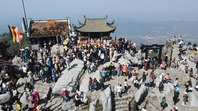 Hàng vạn người leo đỉnh thiêng Yên Tử - Ảnh 19.