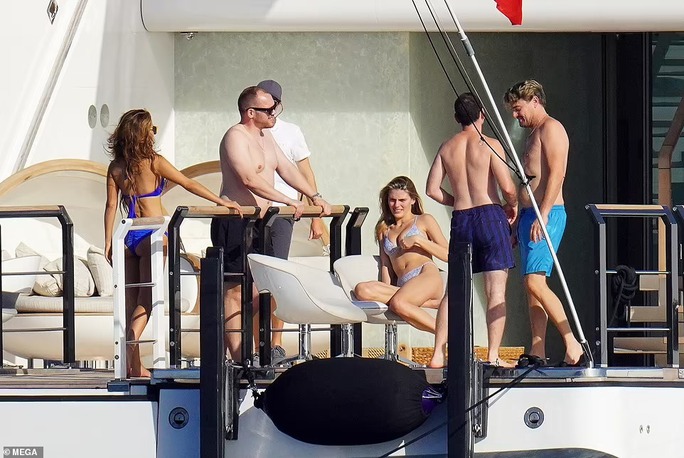 Leonardo DiCaprio khởi động 2023 bên các người đẹp diện bikini - Ảnh 3.