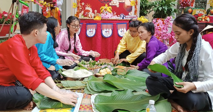 Nấu bánh chưng bằng nồi sứ lớn nhất Việt Nam - Ảnh 3.