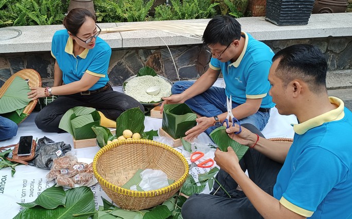 Nấu bánh chưng bằng nồi sứ lớn nhất Việt Nam - Ảnh 2.