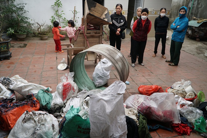 Một gia đình ở Thanh Hóa phải di tản vì đồ đạc liên tục bốc cháy không rõ nguyên nhân - Ảnh 2.