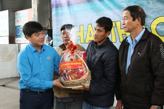 Khánh Hoà: Đồng hành cùng ngư dân ra khơi bám biển đầu năm - Ảnh 2.