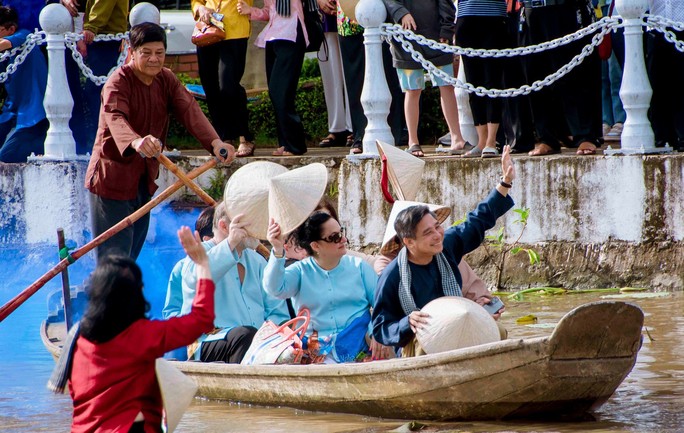 Những hình ảnh “độc” tại Festival Áo bà ba - Hậu Giang 2023 - Ảnh 2.