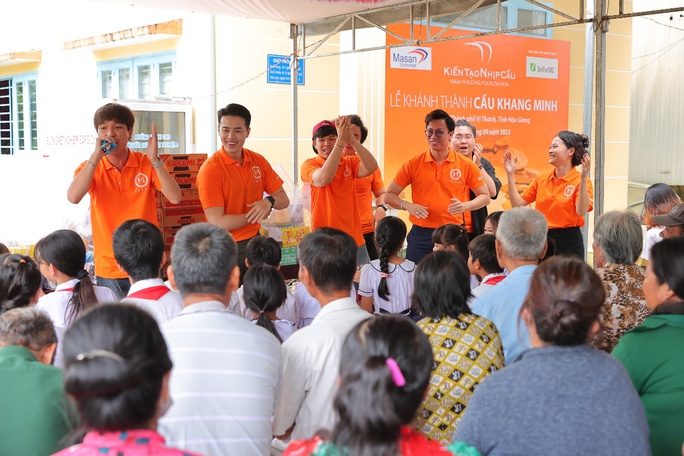 Quỹ Nam Phương khánh thành cầu Khang Minh (Hậu Giang): Trẻ em an tâm đến trường - Ảnh 4.