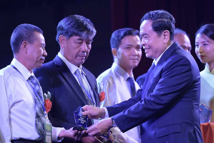 Tôn vinh 100 nông dân Việt Nam xuất sắc và biểu dương 63 hợp tác xã tiêu biểu toàn quốc - Ảnh 1.