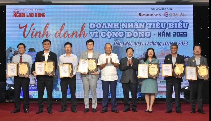 Tôn vinh đóng góp của đội ngũ doanh nhân - Ảnh 1.