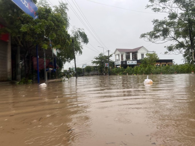 Mưa lớn ở miền Trung: 2 người chết, 12 người mắc kẹt trong nước xiết - Ảnh 12.