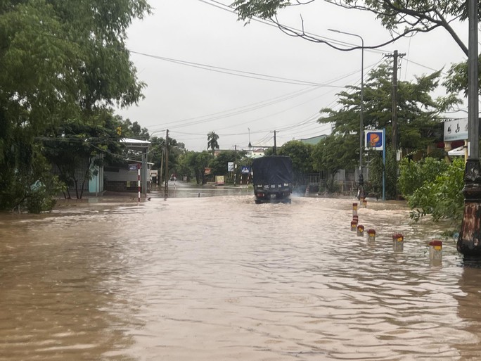 Mưa lớn ở miền Trung: 2 người chết, 12 người mắc kẹt trong nước xiết - Ảnh 10.