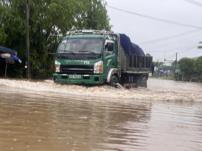 Mưa lớn ở miền Trung: 2 người chết, 12 người mắc kẹt trong nước xiết - Ảnh 11.
